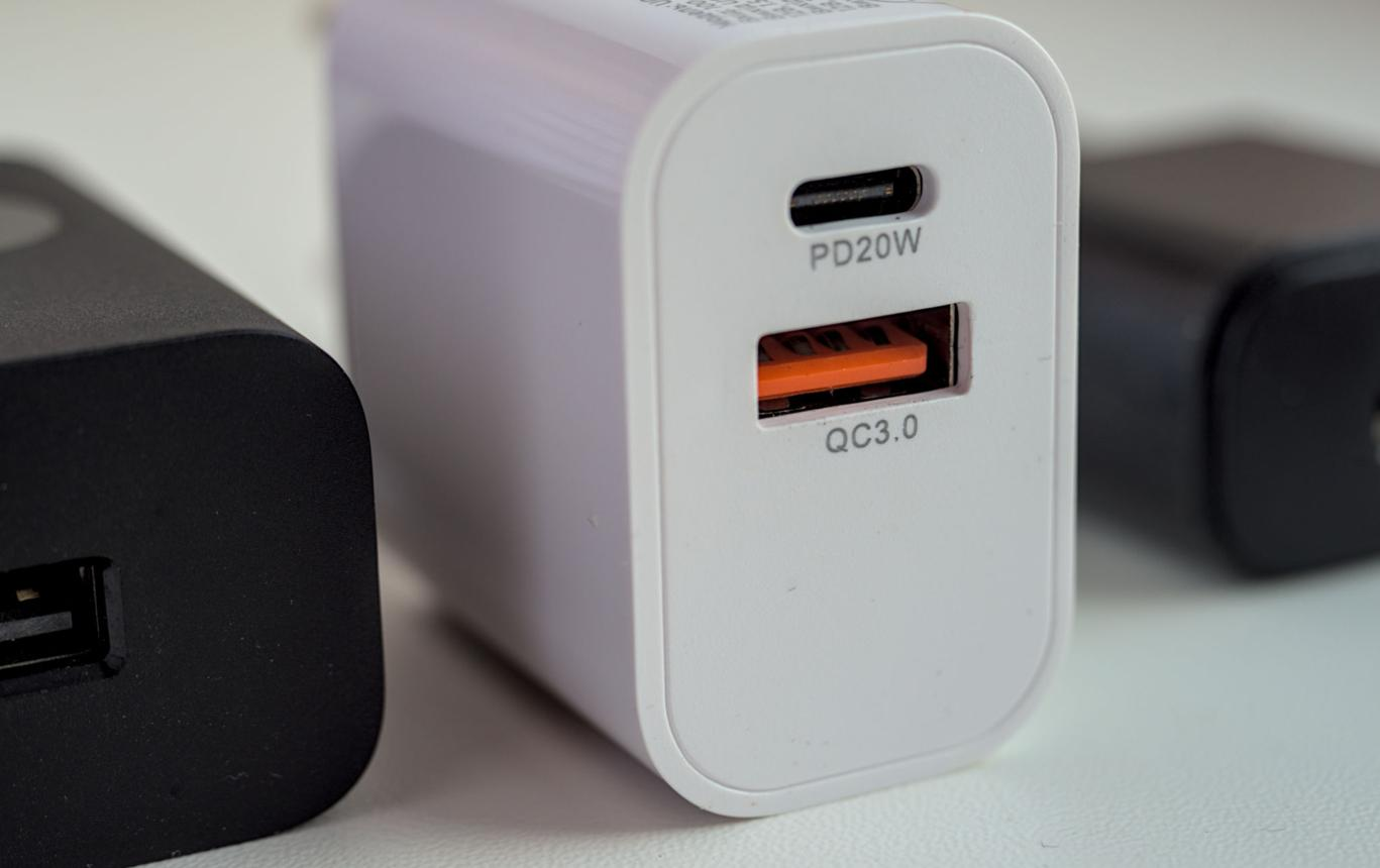 Best Fast Charging USB Chargers Under $30 (2026 Guide)